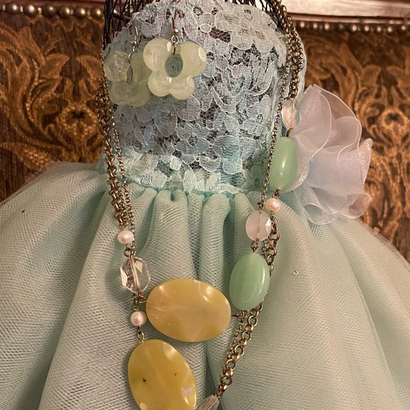 Elegant Gold and Green Necklace with Floral Accents and Matching Dangly Earrings - Picture 1 of 2
